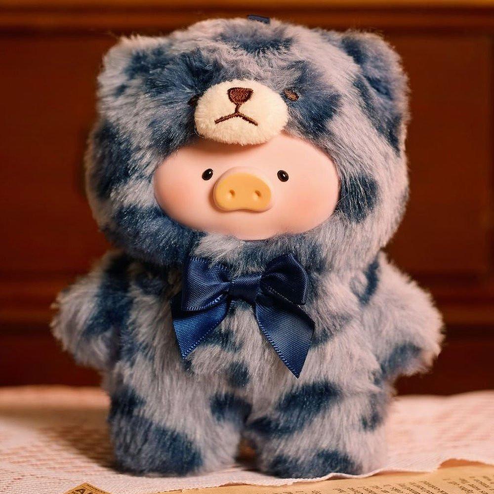 N=Soft, officially licensed Lulu the Piggy Vintage Blind Box keychains. Eight pig dolls with PVC faces dressed in blue navy dot color bear outfits. Excellent collectible accessories for decorating bags or pants (trousers).