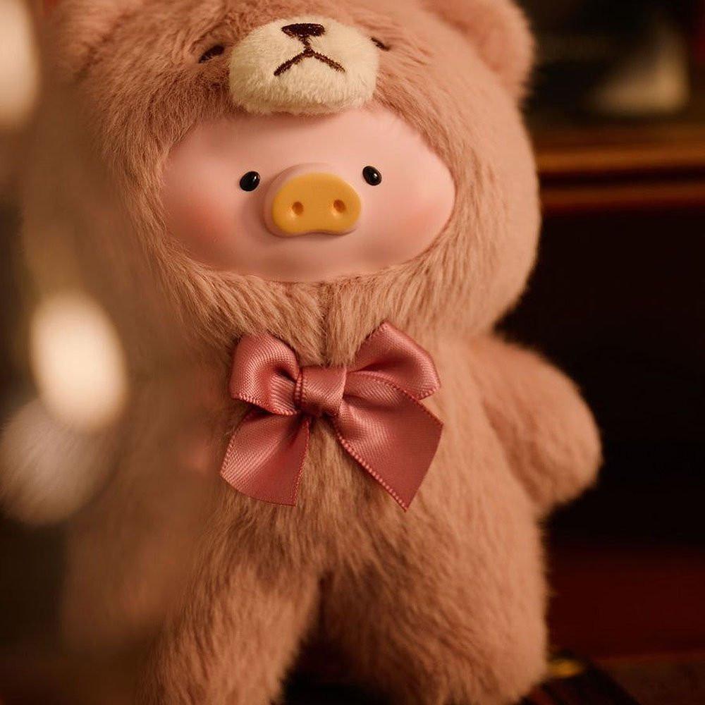 N=Soft, officially licensed Lulu the Piggy Vintage Blind Box keychains. Eight pig dolls with PVC faces dressed in toffee color bear outfits. Excellent collectible accessories for decorating bags or pants (trousers).