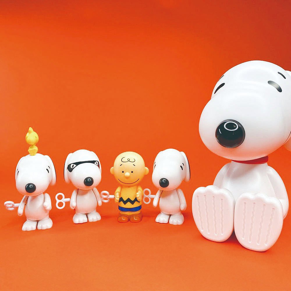 Peanuts Snoopy and Friends Wind Up Walking Figure Toy