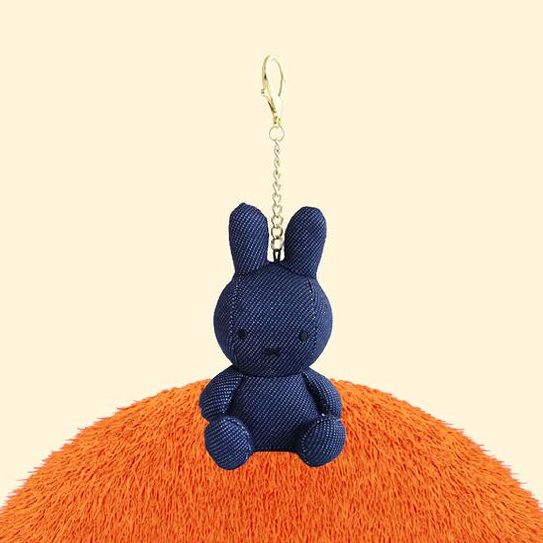 Officially licensed Miffy plush keychain featuring a denim fabric .Perfect size to attach to your backpack, bag, purse, car, or pants. Makes a great gift for special days like Easter, Christmas, or any celebrationāor a cute mascot to snuggle with!