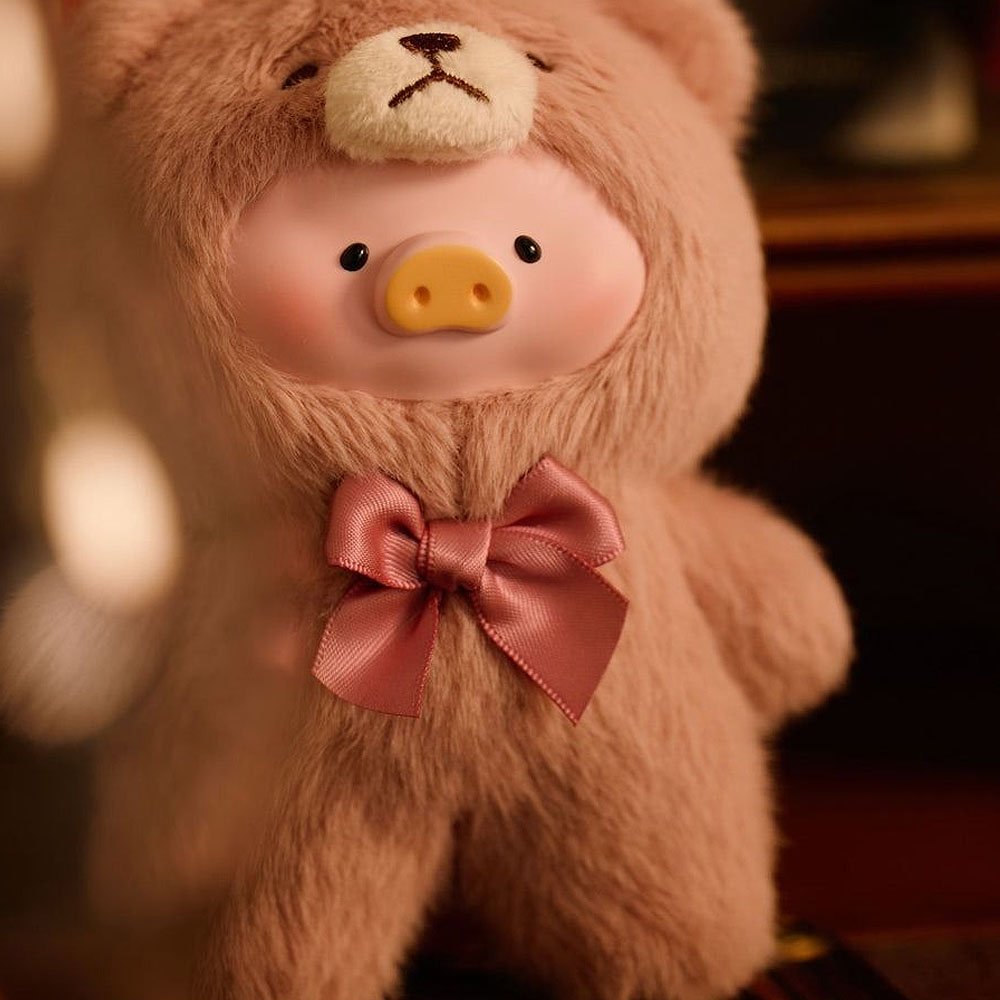 N=Soft, officially licensed Lulu the Piggy Vintage Blind Box keychains. Eight pig dolls with PVC faces dressed in toffee color  bear outfits. Excellent collectible accessories for decorating bags or pants (trousers).