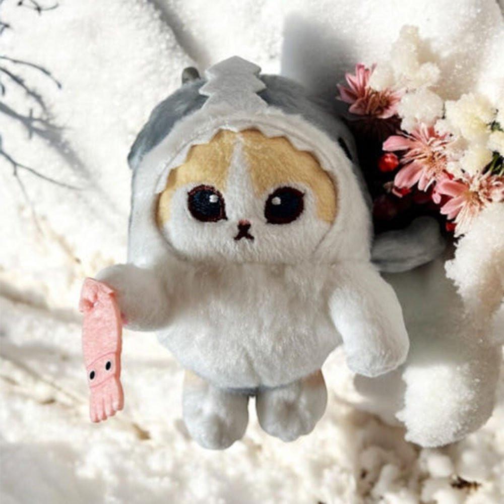 Officially licensed by Mofusand cream cat plush keychain is dressed in a shark costume and holding a cute squid in its paws. Perfect for Mofusand fans, decoration, displaying, bag decoration or gifting. It's a must-have addition for collectors and those who love unique and fun plushies!