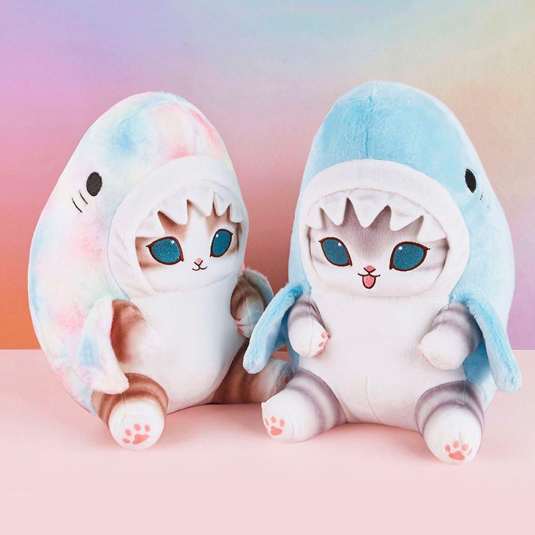 Officially licensed Mofusand plush cats wearing shark costumes. Includes a ㅡmarble pastel version and a light blue version . Perfect for gift, displaying or collecting to Mofusand fans of all ages.