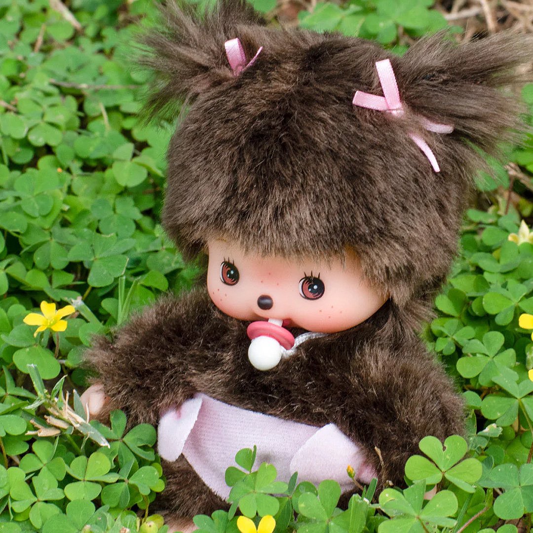 Official license Mochhichi dressed in baby suits with bows, these baby Monchhichis come with a tiny pacifier for an extra sweet touch. Their soft plush material and charming baby-style outfits make them the perfect collectible or gift for Monchhichi fans. 