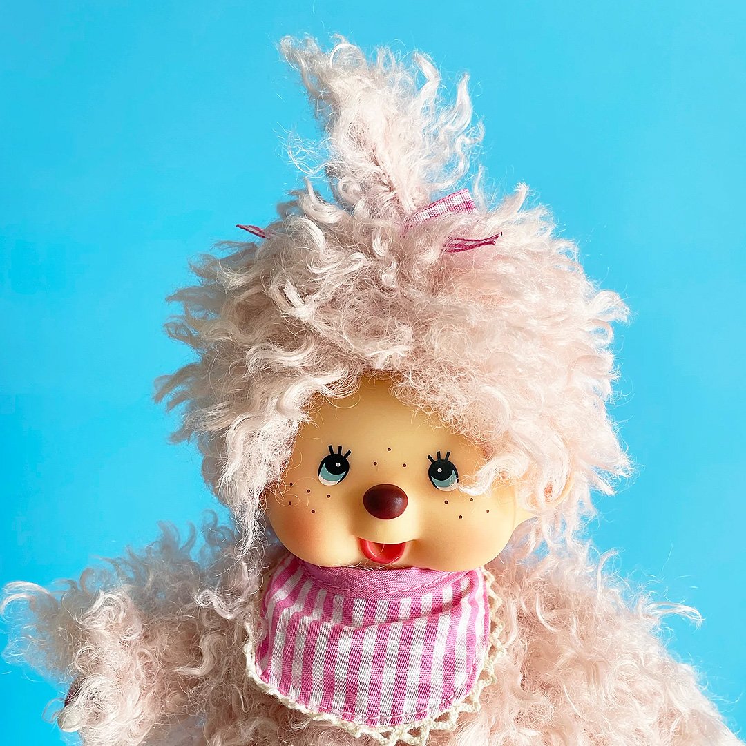  Officially licensed by Sekiguchi Japan, Monchhichi girl dressed in luxurious pink-beige plush fur with her signature thumb-sucking pose. She’s perfect for cuddling, displaying, or gifting to Monchhichi fans of all ages.