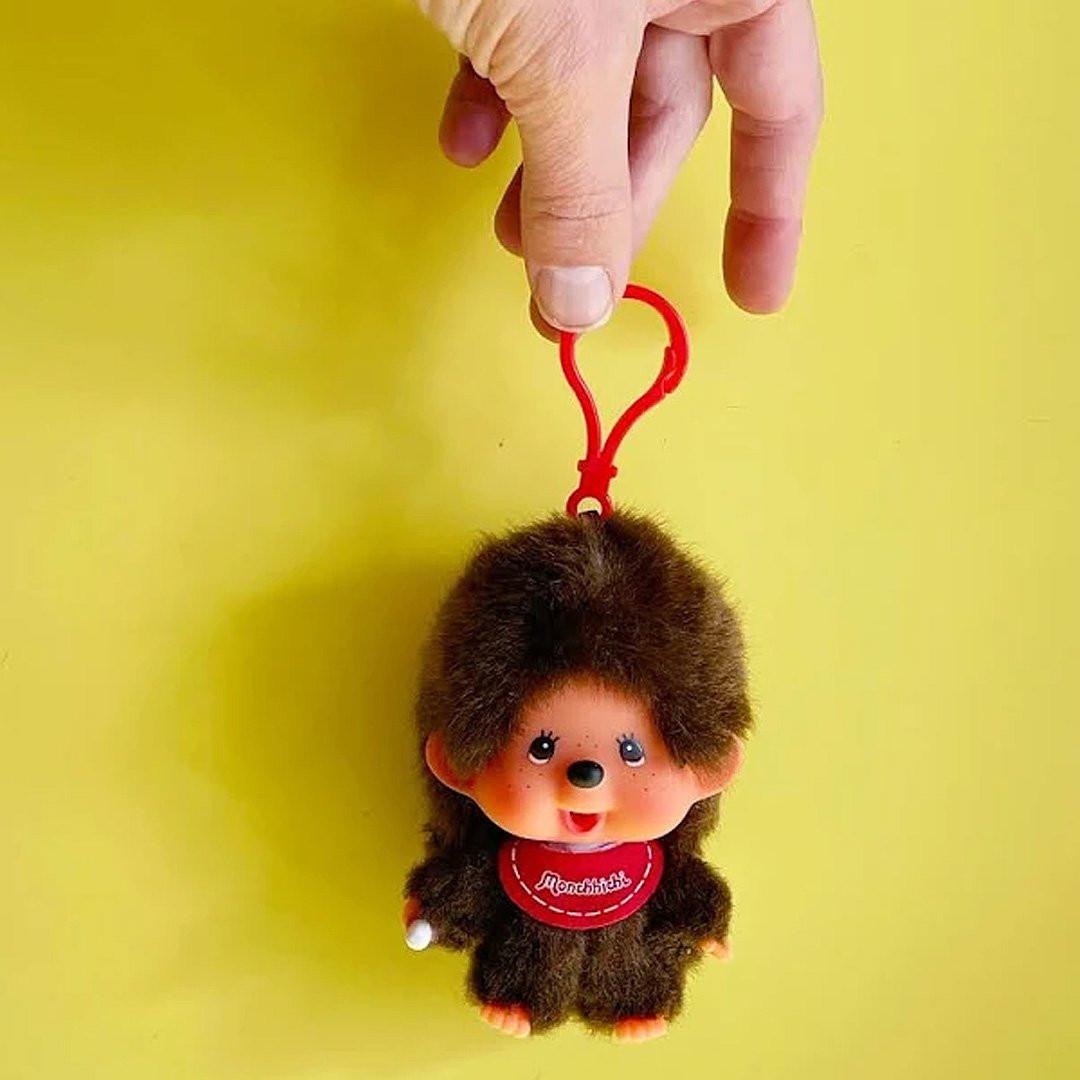 Meet Retro Monchhichi boy keychain ! Features Monchhichi signature red bib with pacifier-holding hand — he’s the perfect fun companion for your keys, bag, or backpack, and comes in an adorably tiny size that fits right in your hand! Perfect for keychain, bag decoration, room decoration or gift. 