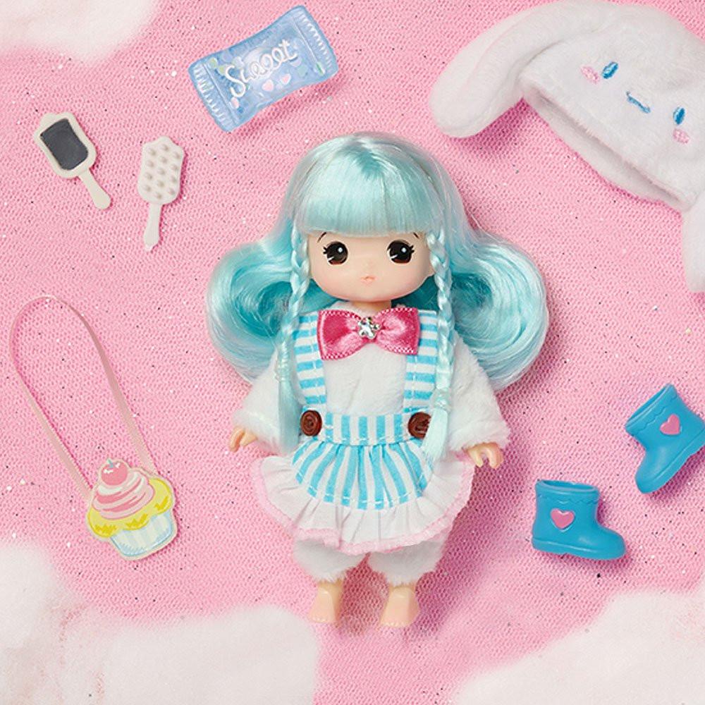 Official Little Mimi x Cinnamoroll collectible doll set with removable blue boots, a detachable Cinnamoroll plush hat, and long styleable blue hair. This high-quality, playable Cinnamoroll doll allows for interactive dressing and hairstyling, making it a perfect nostalgic Y2K gift for adult collectors and office-core deskterior enthusiasts.