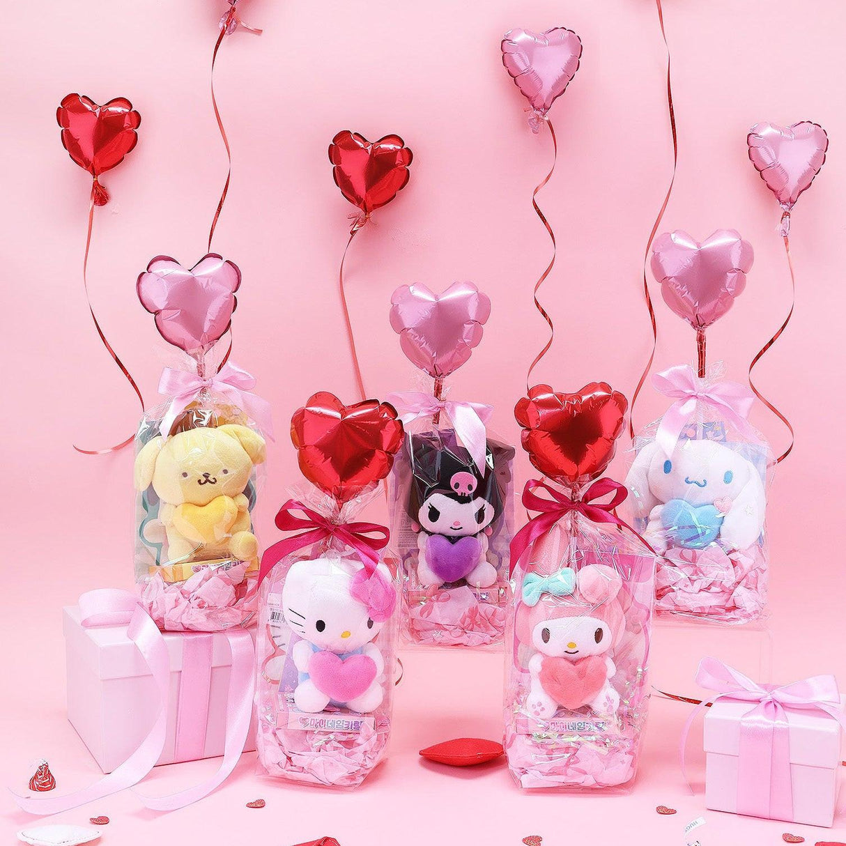 Official Sanrio Valentine's Day Premium Gift Set featuring Hello Kitty, My Melody, Kuromi, Pompompurin, and Cinnamoroll plushies with heart balloons. Aesthetic pink gift packaging for girlfriend or Sanrio collectorsr.
